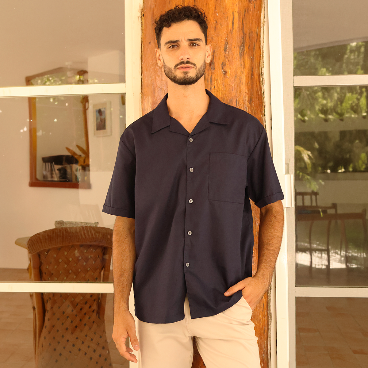 Camisa de manga corta con cuello camp azul marino