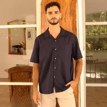 Camisa de manga corta con cuello camp azul marino