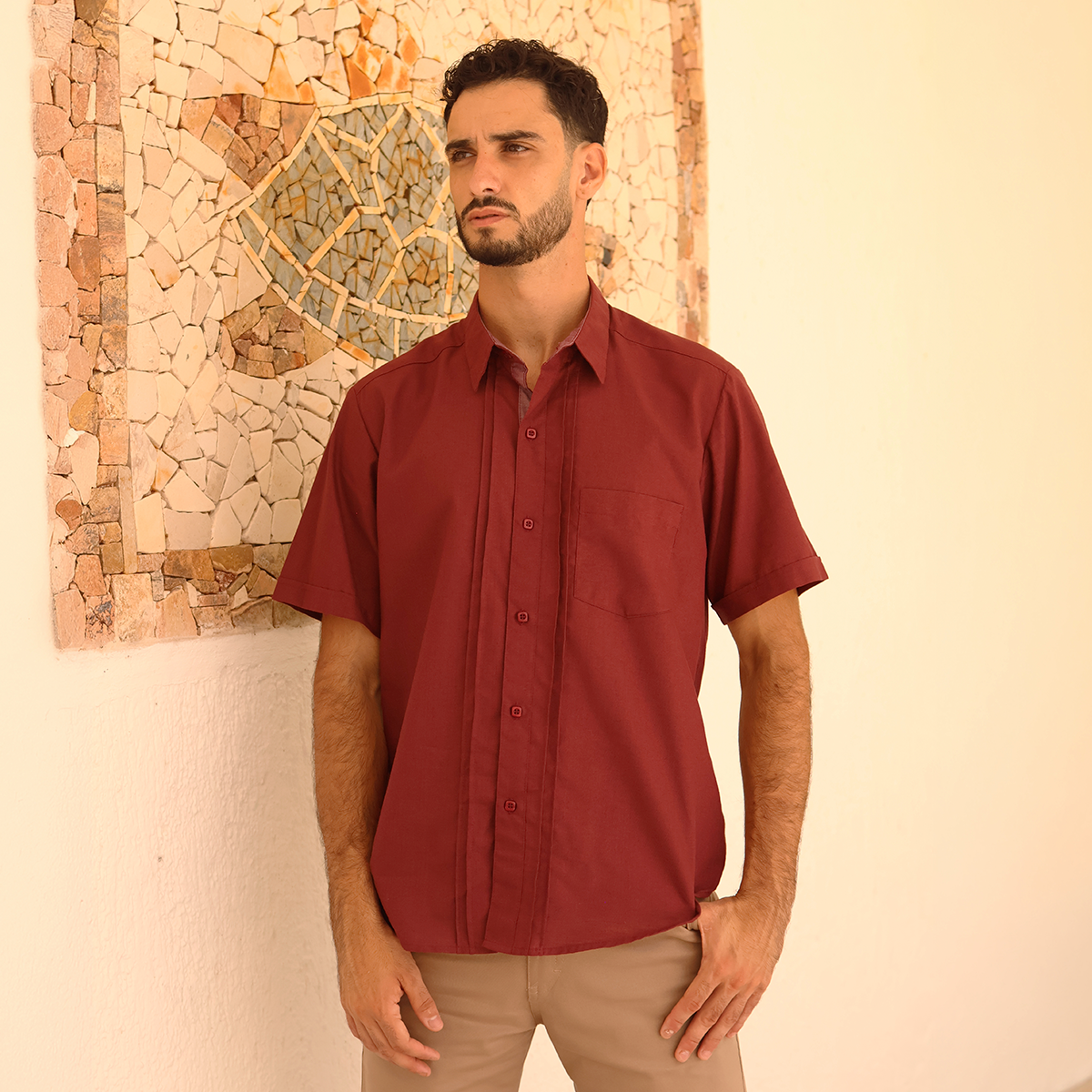 Camisa formal con pliegues frontales color rojo vino