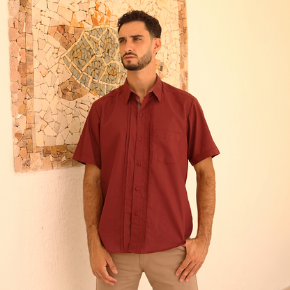 Camisa formal con pliegues frontales color rojo vino