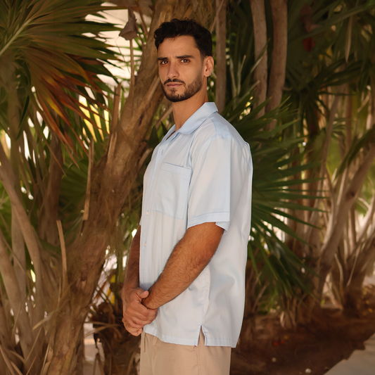 Camisa de manga corta con cuello tipo bowling azul claro