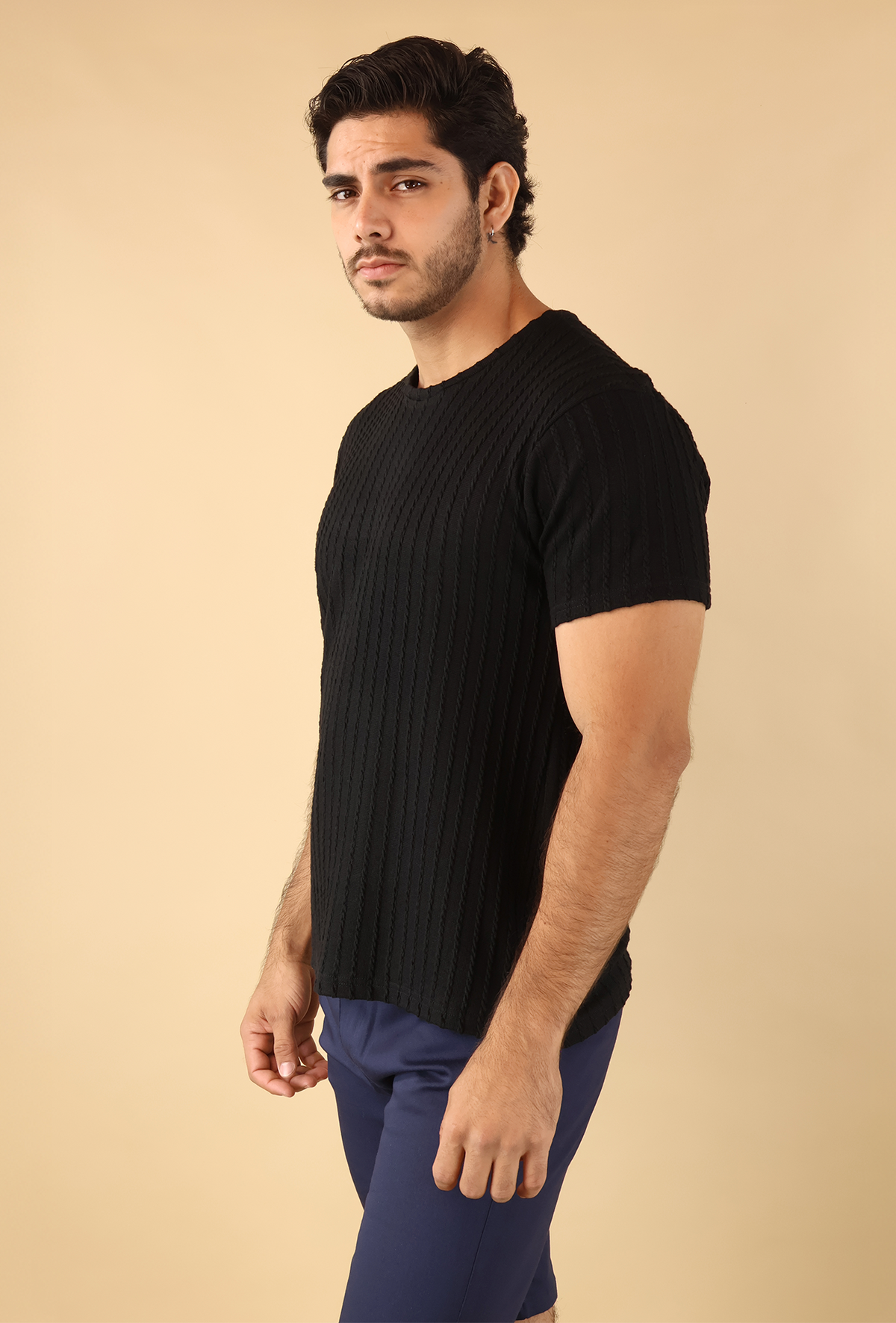 Playera Negra Ajustada Hombre Manga Corta Textura Moderna