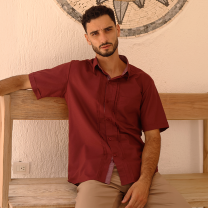 Camisa formal con pliegues frontales color rojo vino
