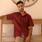 Camisa formal con pliegues frontales color rojo vino