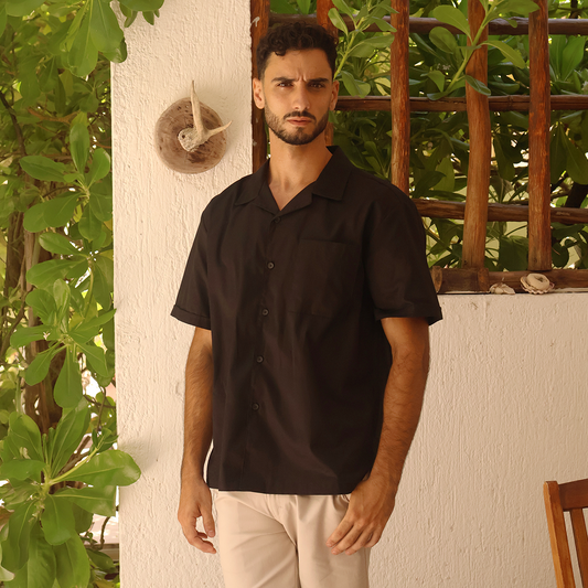 Camisa de manga corta con cuello tipo bowling negra