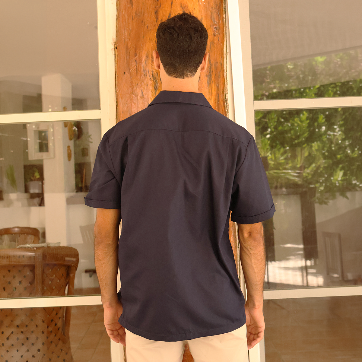 Camisa de manga corta con cuello camp azul marino