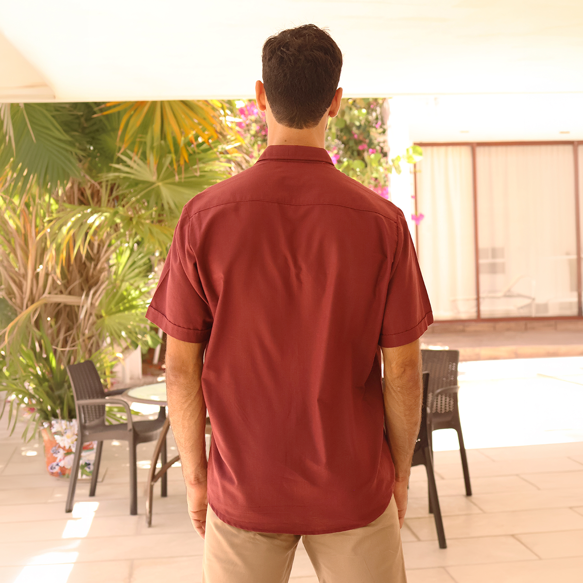 Camisa formal con pliegues frontales color rojo vino