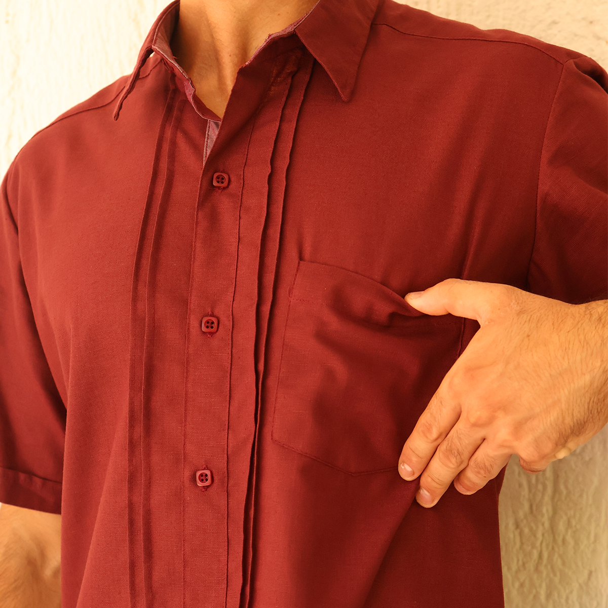 Camisa formal con pliegues frontales color rojo vino