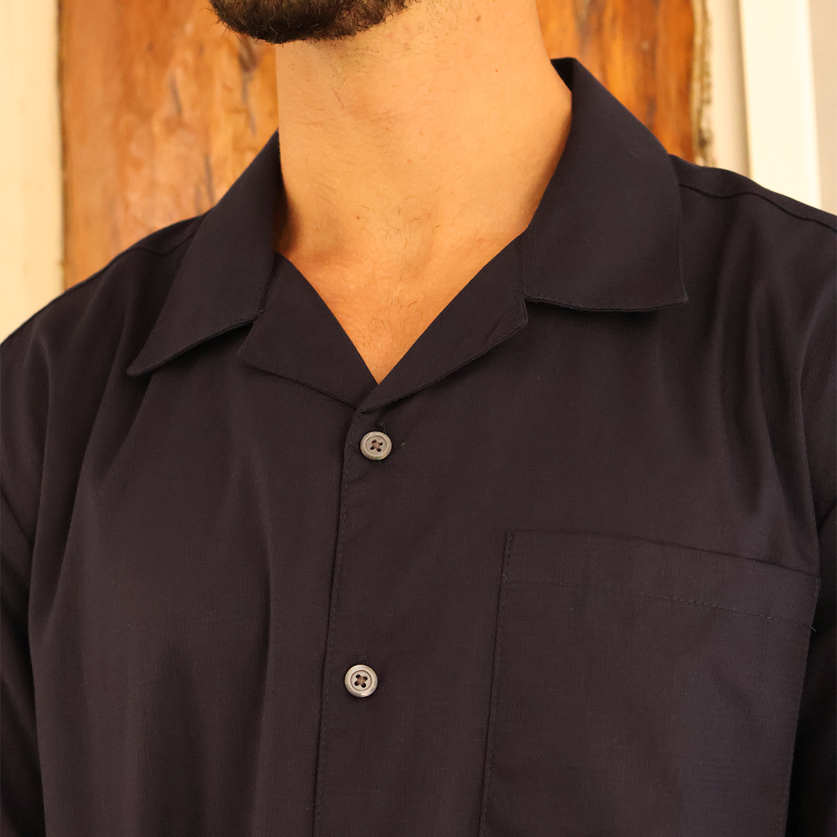 Camisa de manga corta con cuello camp azul marino