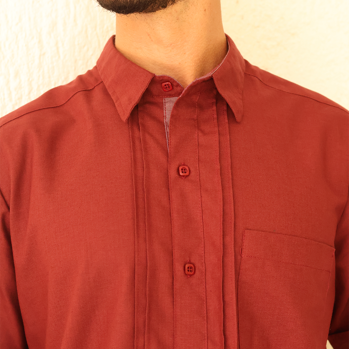Camisa formal con pliegues frontales color rojo vino