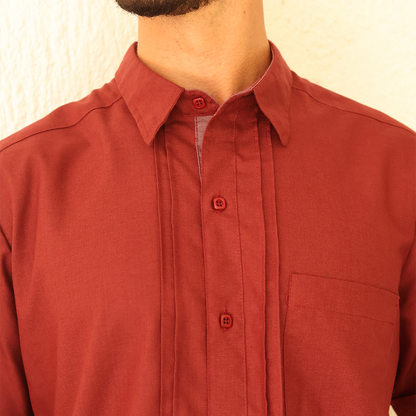Camisa formal con pliegues frontales color rojo vino