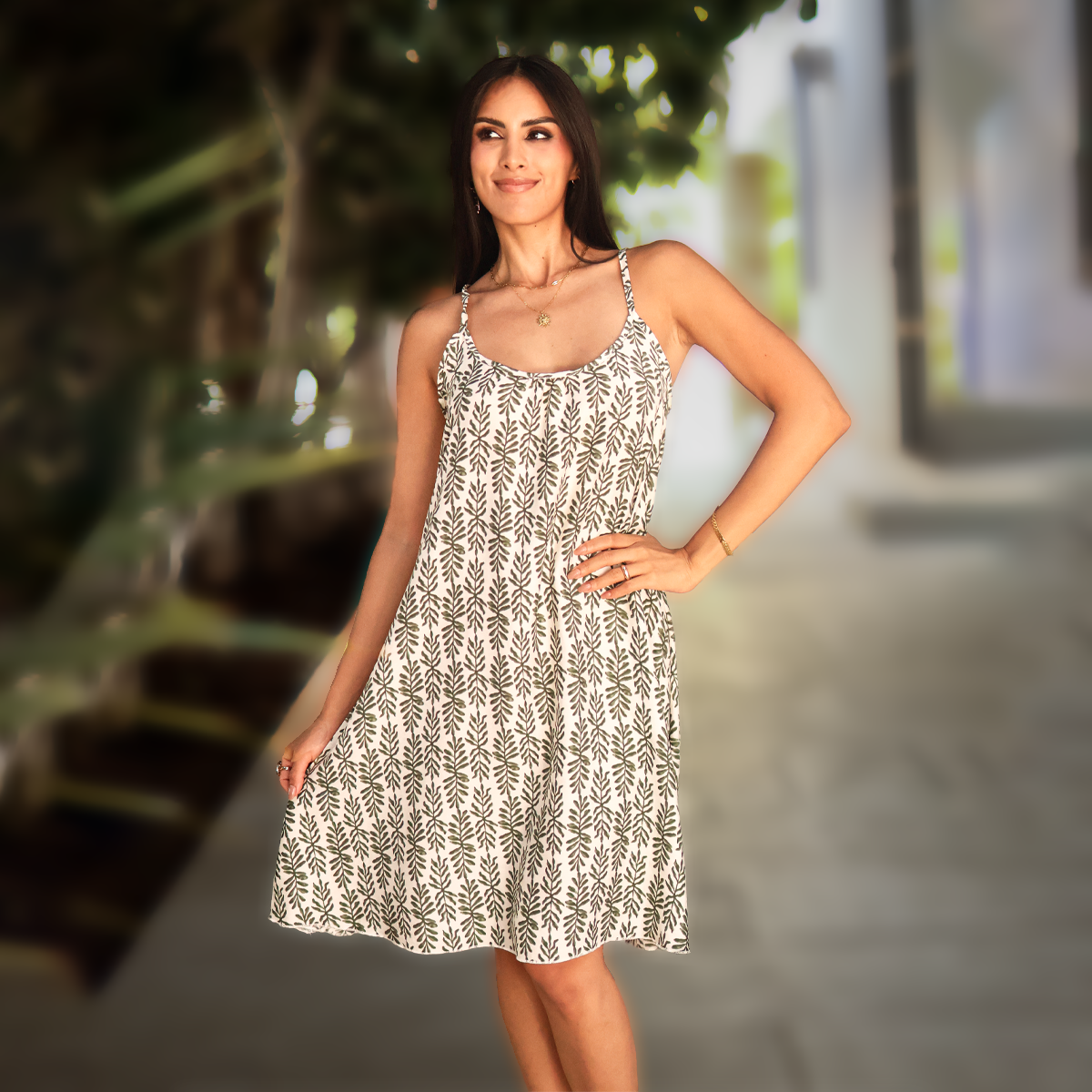 Vestido de verano con estampado de hojas y espalda descubierta