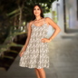 Vestido de verano con estampado de hojas y espalda descubierta