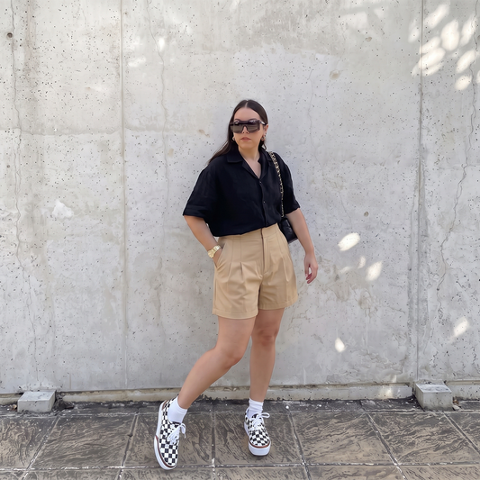 Short de vestir de tiro alto con pliegues color arena
