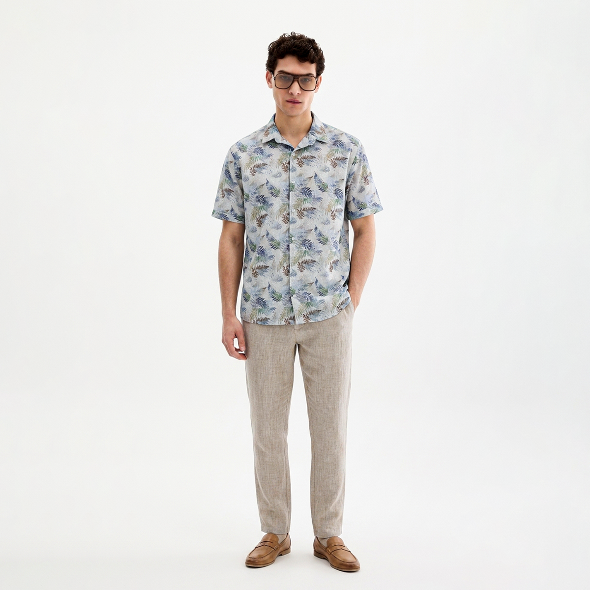 Camisa de manga corta con estampado tropical de hojas