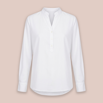 Blusa blanca con cuello tipo polo con manga larga