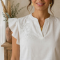 Blusa Blanca Mujer Algodón Cuello Mao con Bordado Artesanal en Pecho