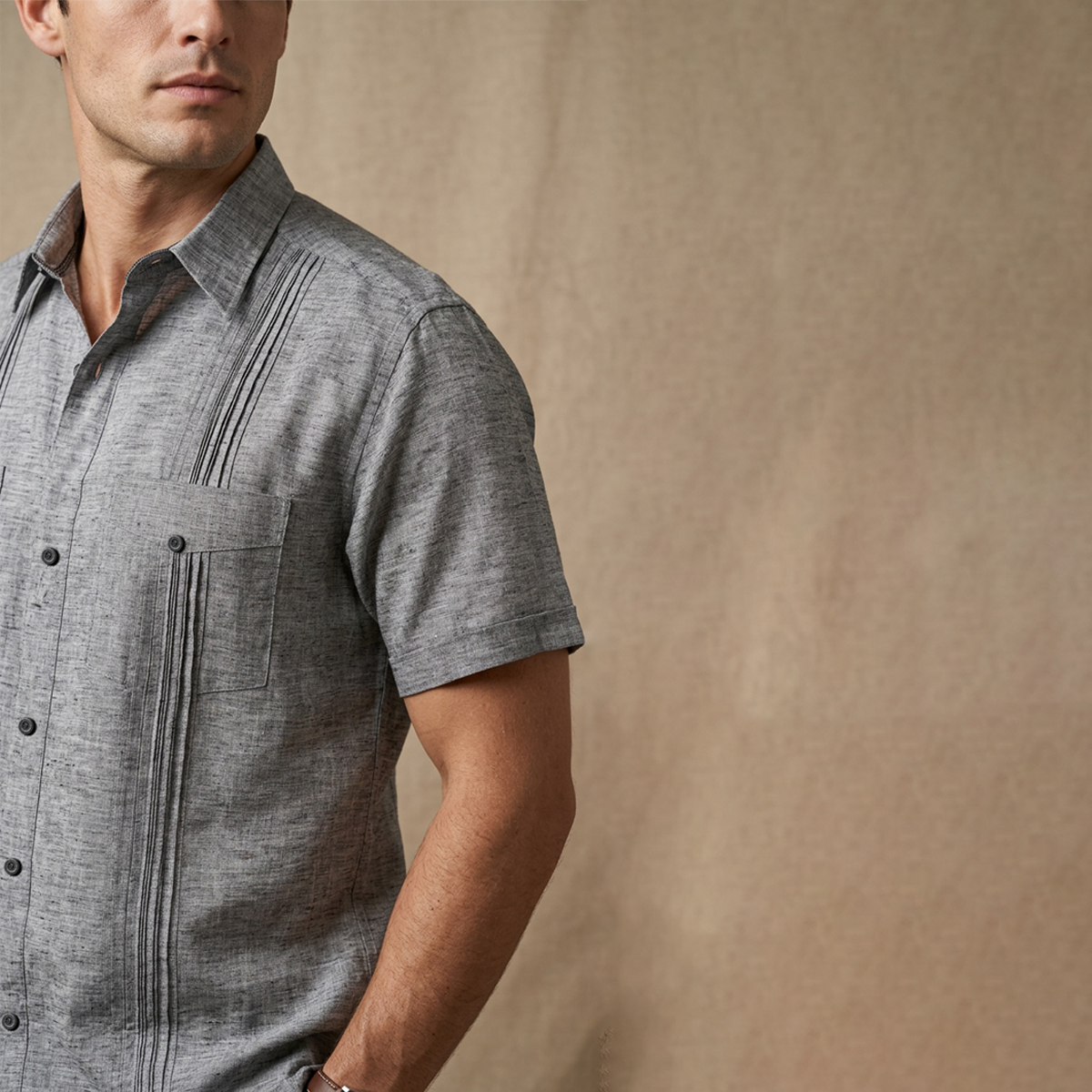 Camisa Tipo Guayabera Negro Jaspe Hombre con Alforzas y Bolsa