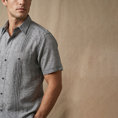 Camisa Tipo Guayabera Negro Jaspe Hombre con Alforzas y Bolsa