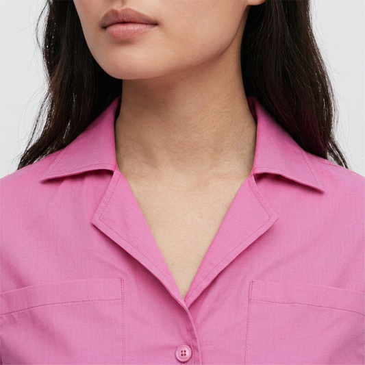 Blusa de manga corta rosa con cuello tipo sastre