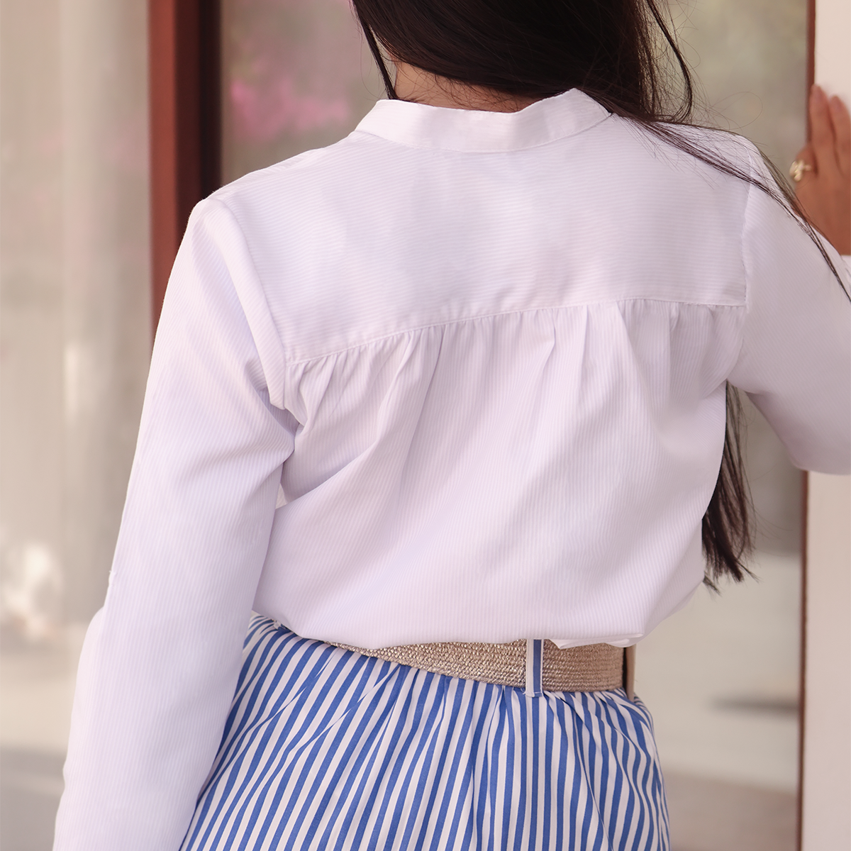 Blusa blanca con cuello tipo polo con manga larga