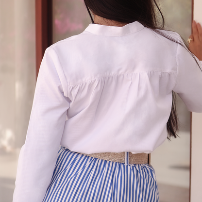 Blusa blanca con cuello tipo polo con manga larga