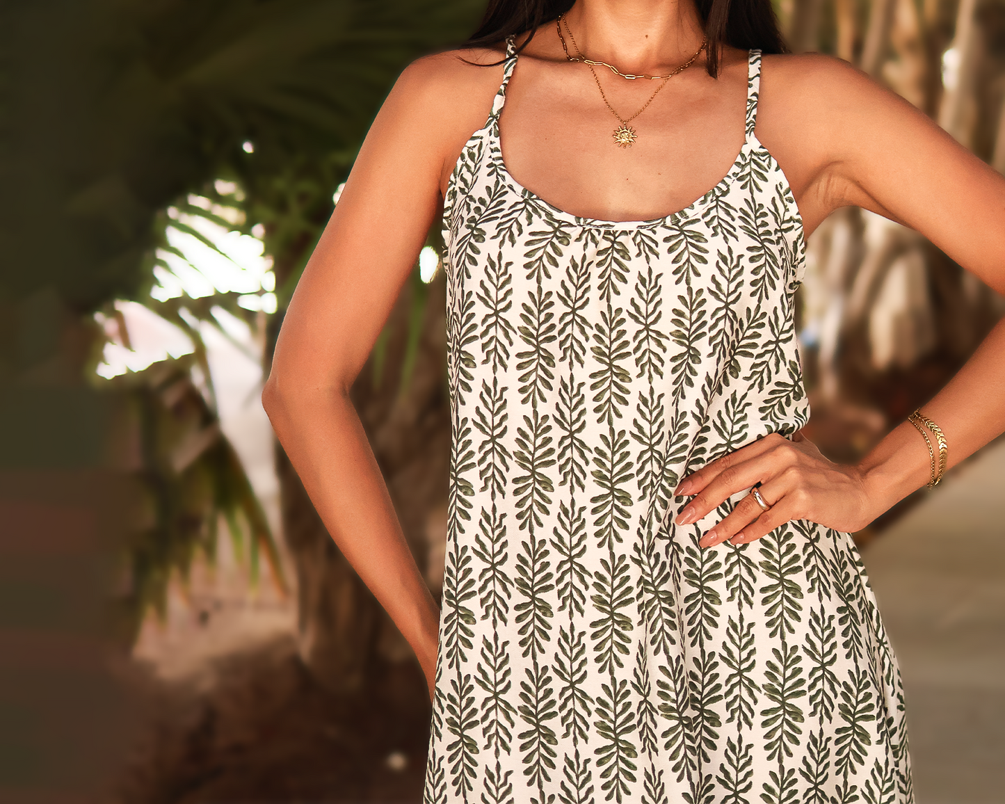 Vestido de verano con estampado de hojas y espalda descubierta