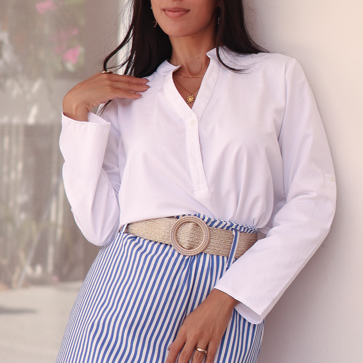 Blusa blanca con cuello tipo polo con manga larga