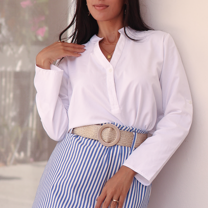 Blusa blanca con cuello tipo polo con manga larga