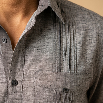 Camisa Tipo Guayabera Negro Jaspe Hombre con Alforzas y Bolsa
