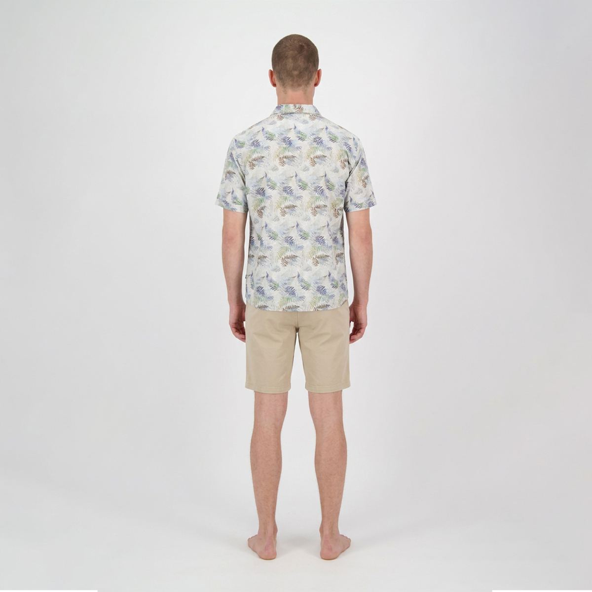 Camisa de manga corta con estampado tropical de hojas