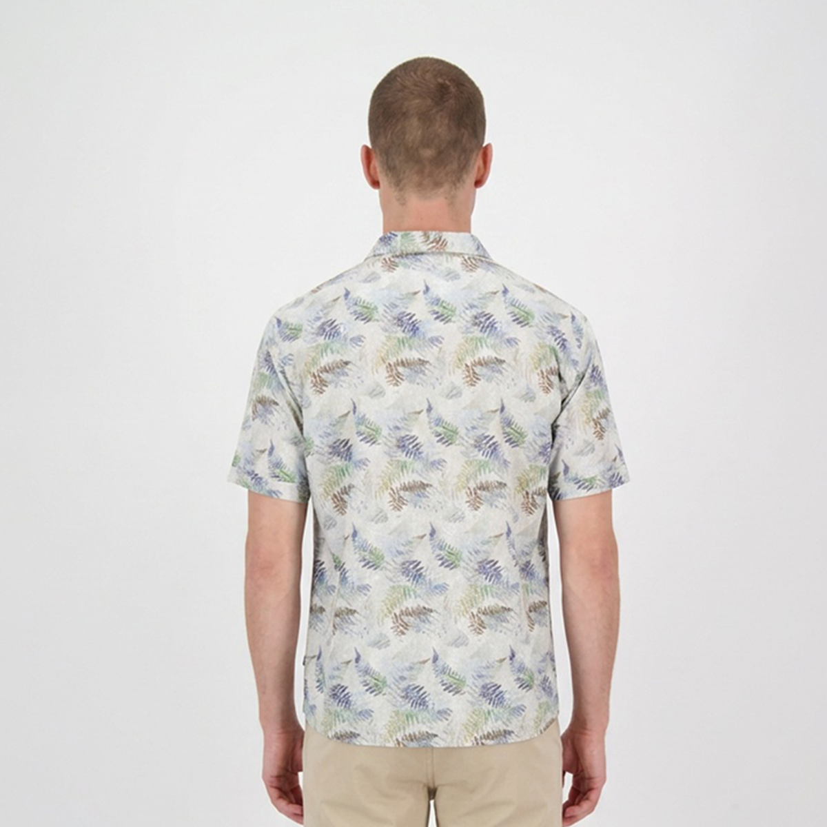 Camisa de manga corta con estampado tropical de hojas