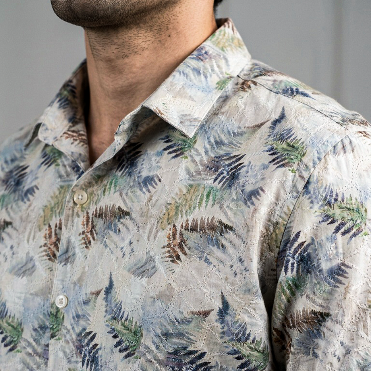 Camisa de manga corta con estampado tropical de hojas