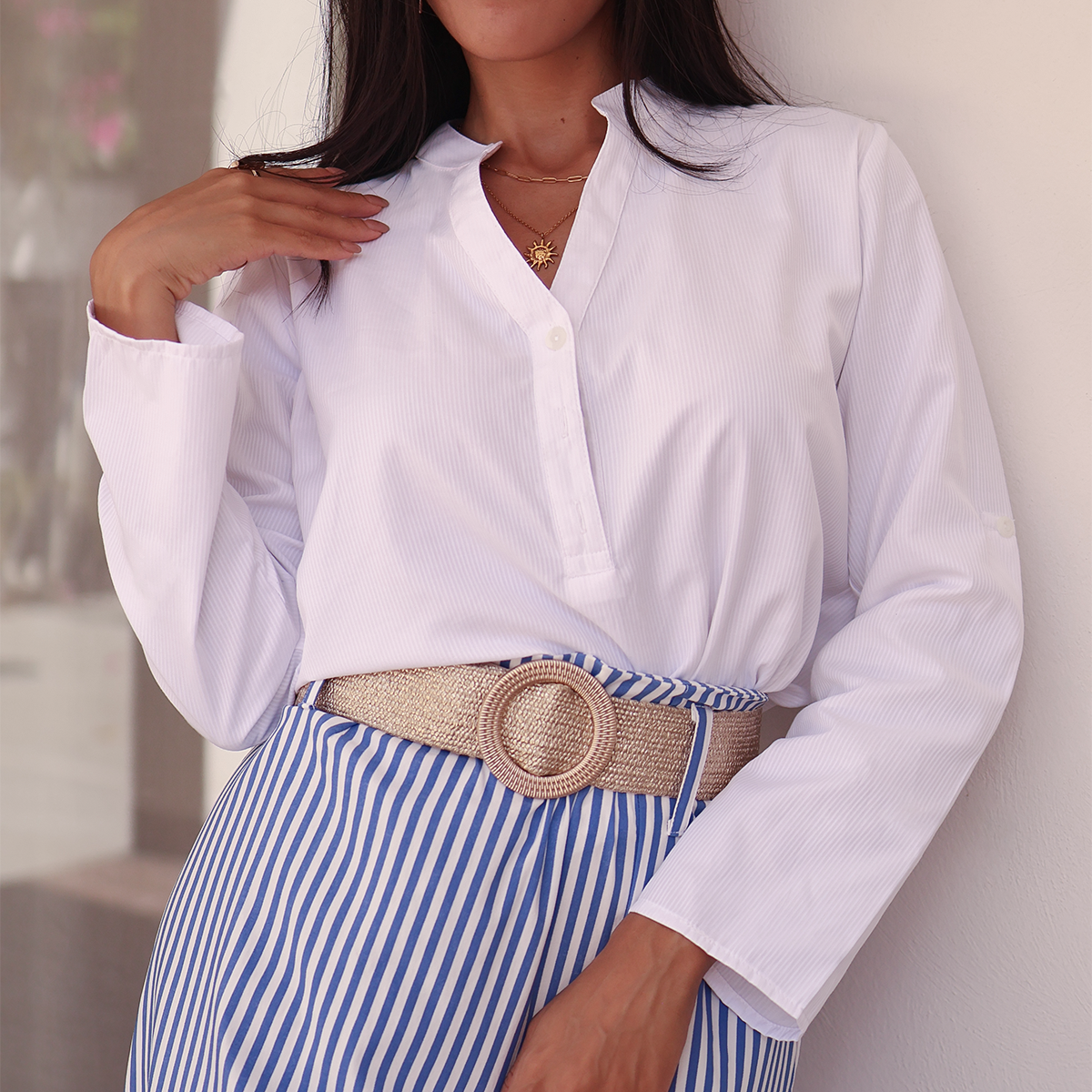Blusa blanca con cuello tipo polo con manga larga
