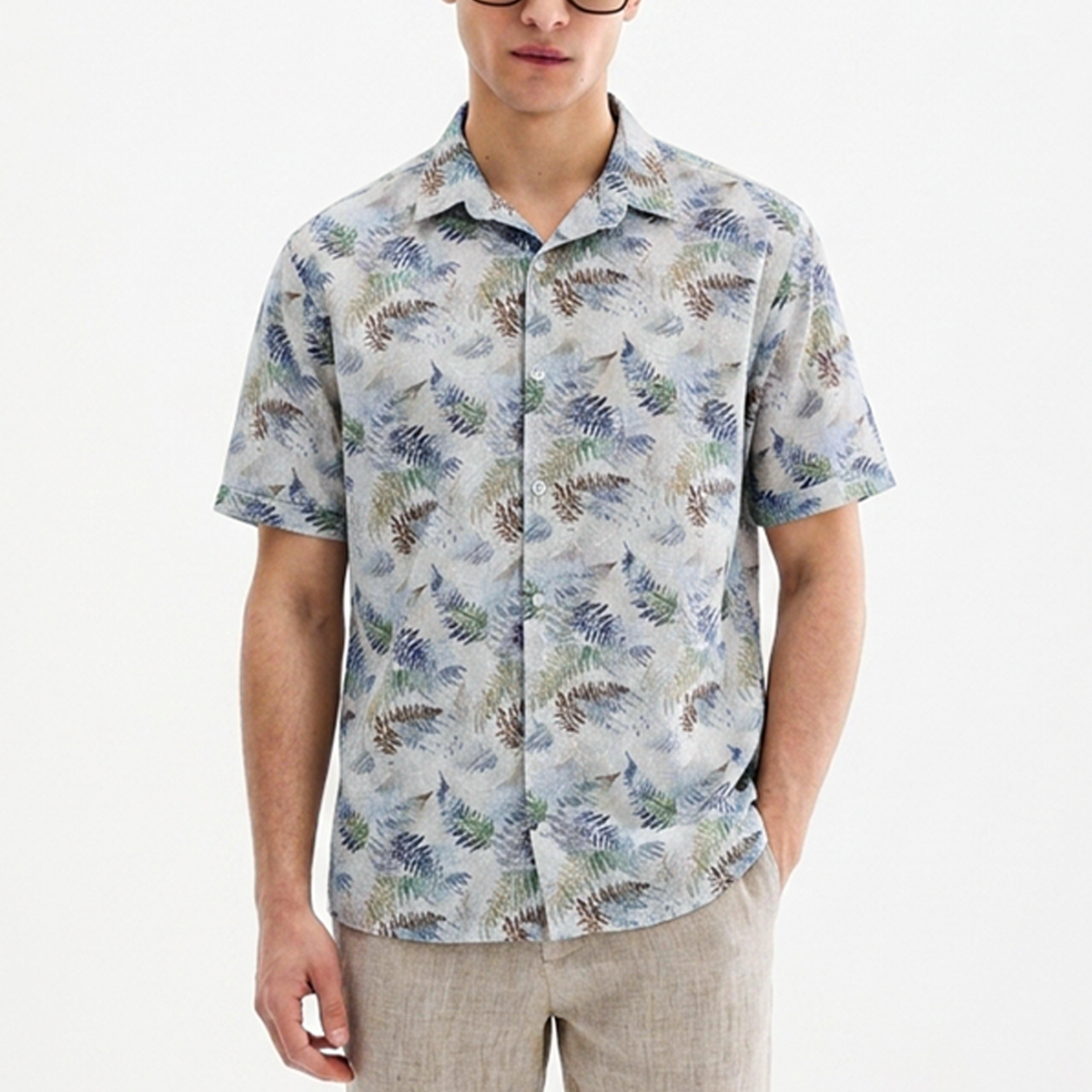 Camisa de manga corta con estampado tropical de hojas